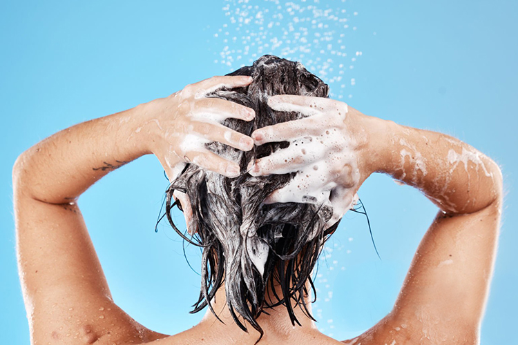 بعد از شستشو با شامپو کتوکونازول، بهتر است برای حالتدهی و شستشوی روزانه موها از محصولات ملایم استفاده کنید